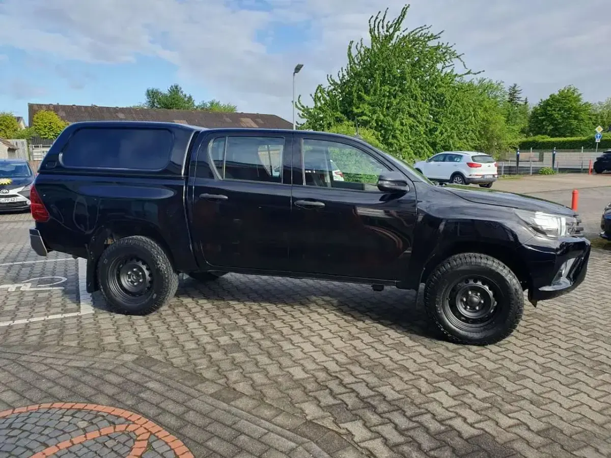 Gebraucht Toyota HiLux Cool 150 PS (110 kW) 2018 Tiefschwarz mica metallic Pickup