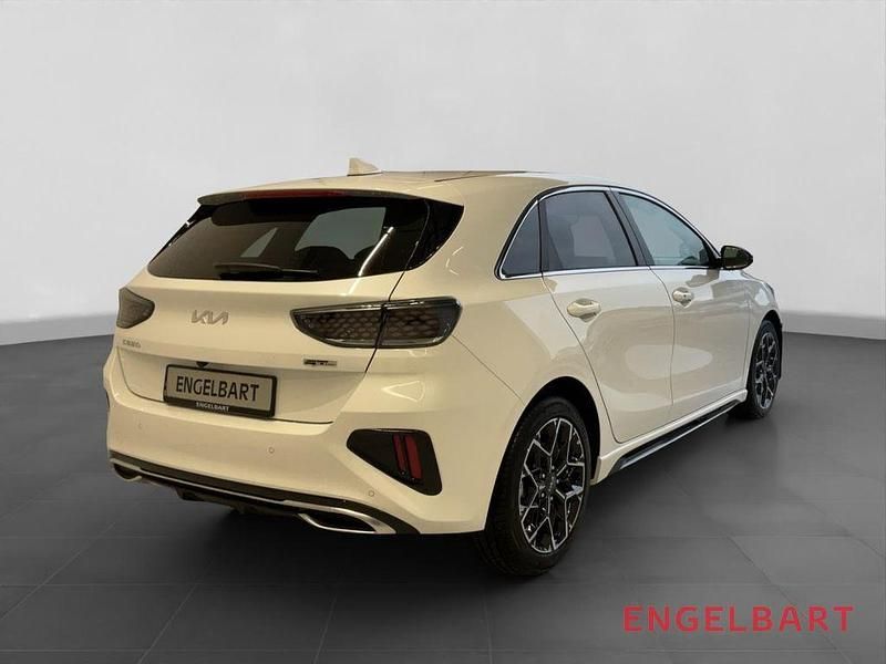 Neu Kia Ceed GT-Line 140 PS (102 kW) 2025 Deluxe white metallic Kleinwagen
