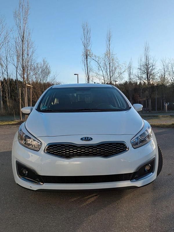 Usado Kia Ceed DREAM-TEAM Edition 101 HP (74 kW) 2017 Branco Citadino