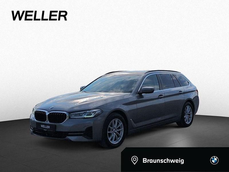 Skyscraper grau (grau) Gebraucht 2022 BMW 520 Sport Line Kombi | 28.680 € (Superpreis) - Bild 1/4