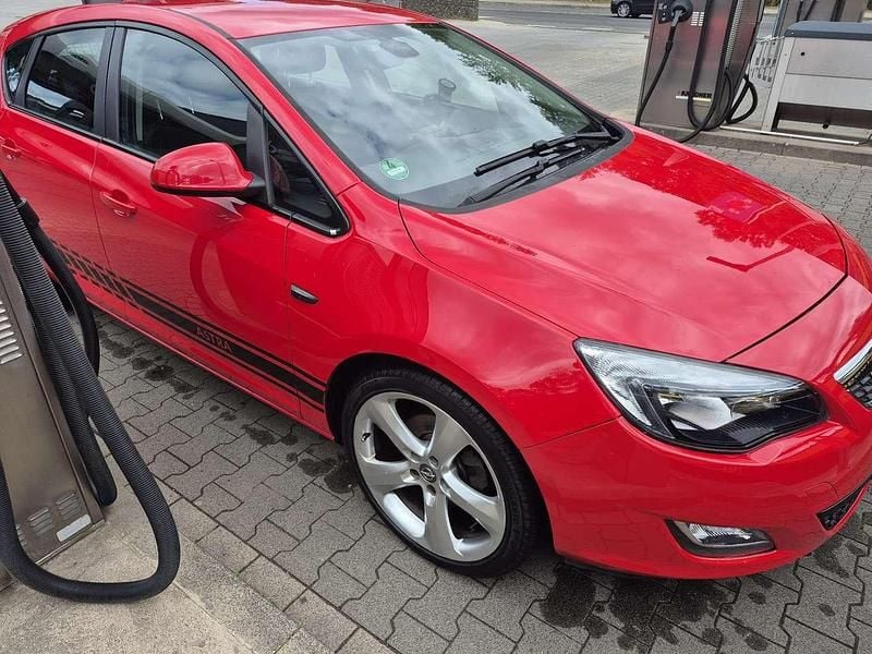 Rot Gebraucht 2011 Opel Astra Design Edition Limousine | 4.850 € (Fairer Preis) - Bild 1/4