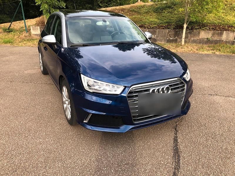 Blau Gebraucht 2016 Audi A1 Sportback Kleinwagen | 15.800 € - Bild 1/4
