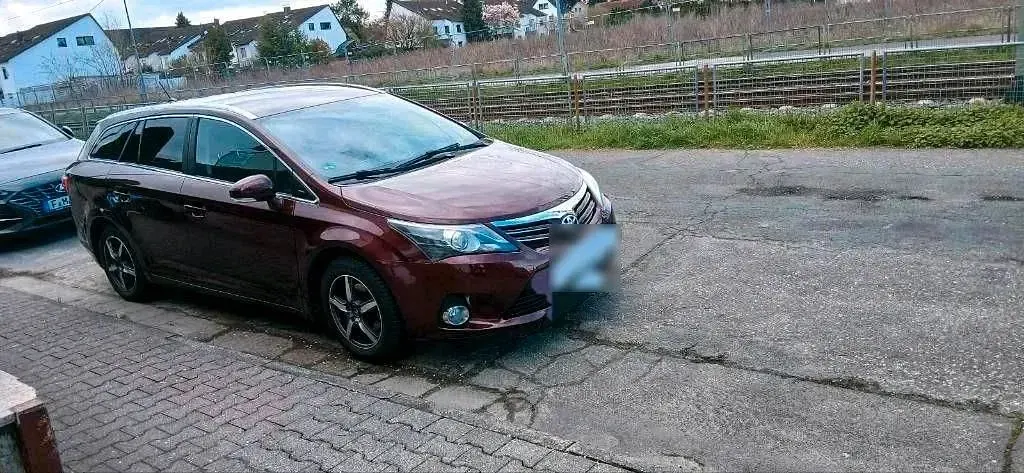 Gebraucht Toyota Avensis 120 PS (88 kW) 2013 Violet Kombi