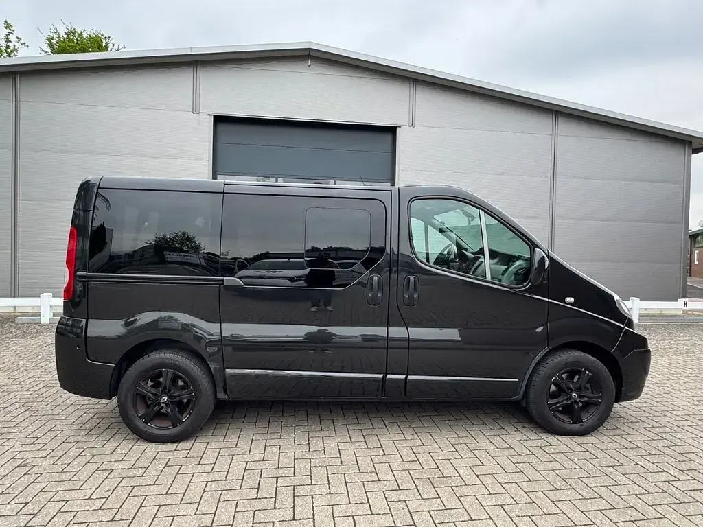 Second-hand Renault Trafic Black Edition 114 CP (83 kW) 2013 Negru Monovolum