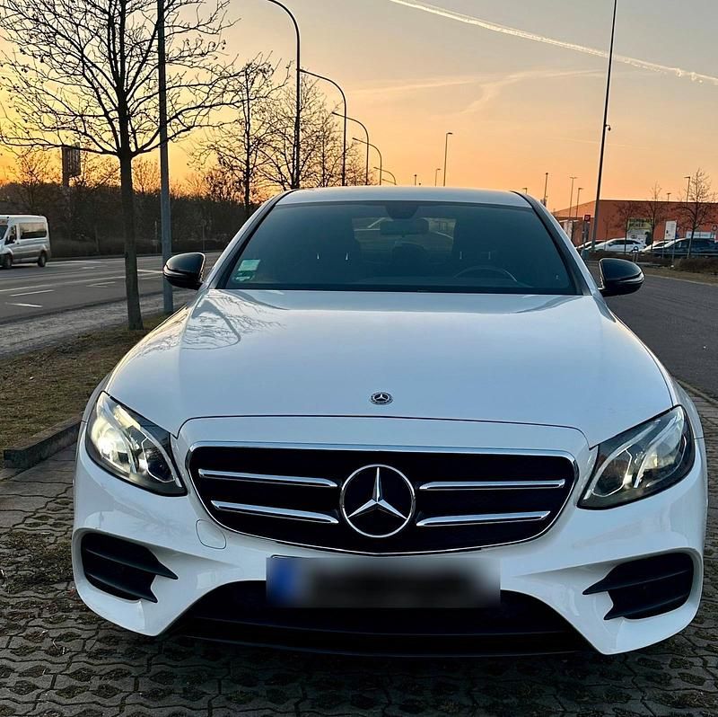 Weiß Gebraucht 2017 Mercedes E200 AMG line Limousine | 29.900 € (Teuer) - Bild 1/4