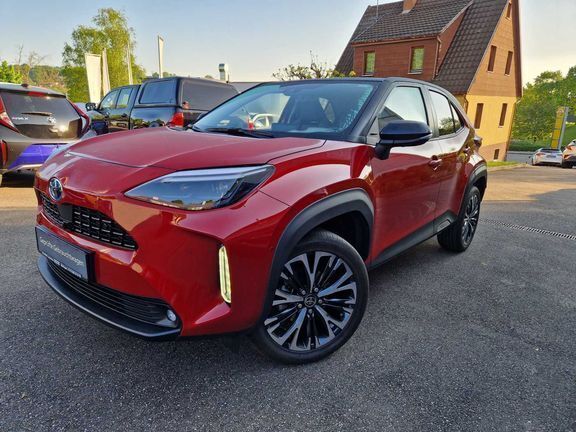 Karminarot (metallic) Gebraucht 2022 Toyota Yaris Hybrid Elegant SUV | 27.990 € (Fairer Preis) - Bild 1/4