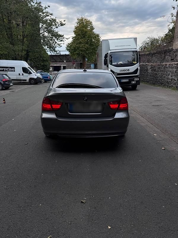 Gebraucht BMW 318 143 PS (105 kW) 2010 Grau Limousine