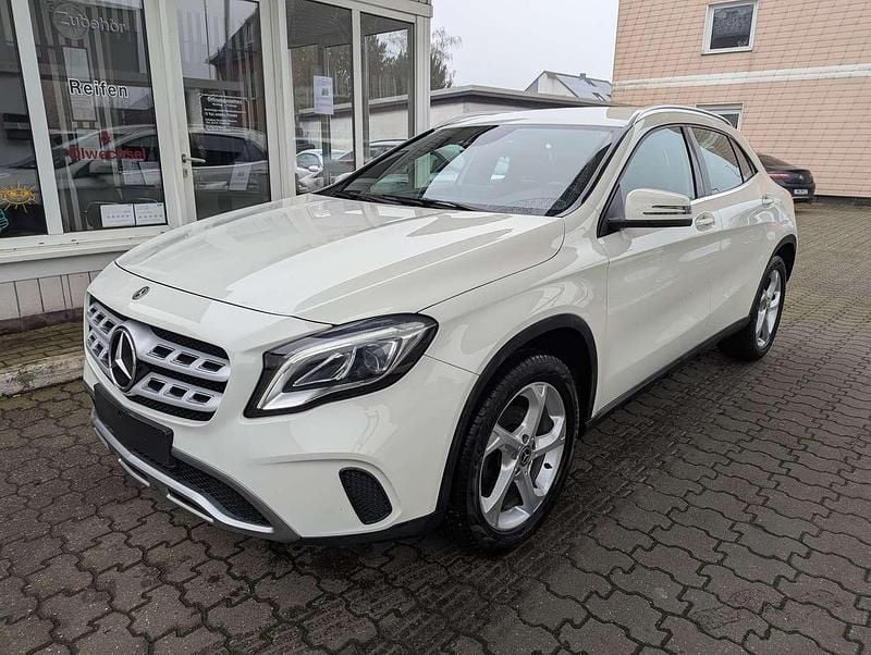 Weiß Gebraucht 2017 Mercedes GLA200 Style SUV | 20.800 € (Fairer Preis) - Bild 1/4