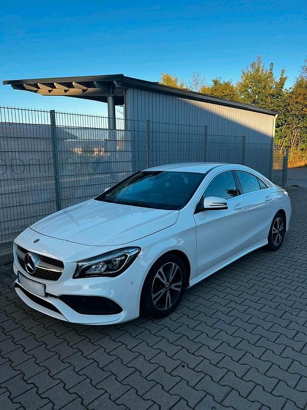 Weiß Gebraucht 2018 Mercedes CLA180 AMG line Limousine | 22.100 € (Etwas zu teuer) - Bild 1/4