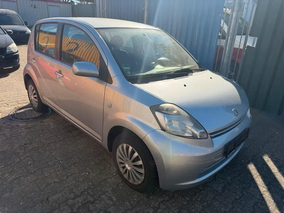 Gebraucht Daihatsu Sirion 69 PS (50 kW) 2011 Silber Kleinwagen
