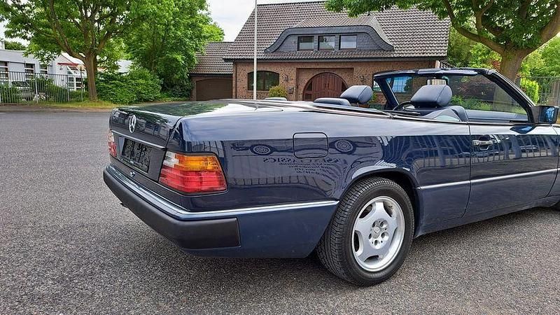 Gebraucht Mercedes E300 220 PS (161 kW) 1992 Blau Cabrio