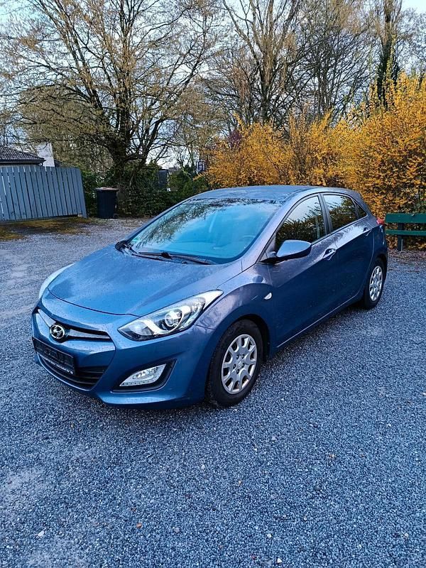 Gebraucht Hyundai i30 90 PS (66 kW) 2013 Blau Kleinwagen