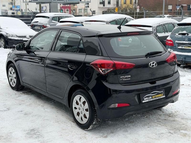 Gebraucht Hyundai i20 Classic 75 PS (55 kW) 2016 Schwarz Limousine