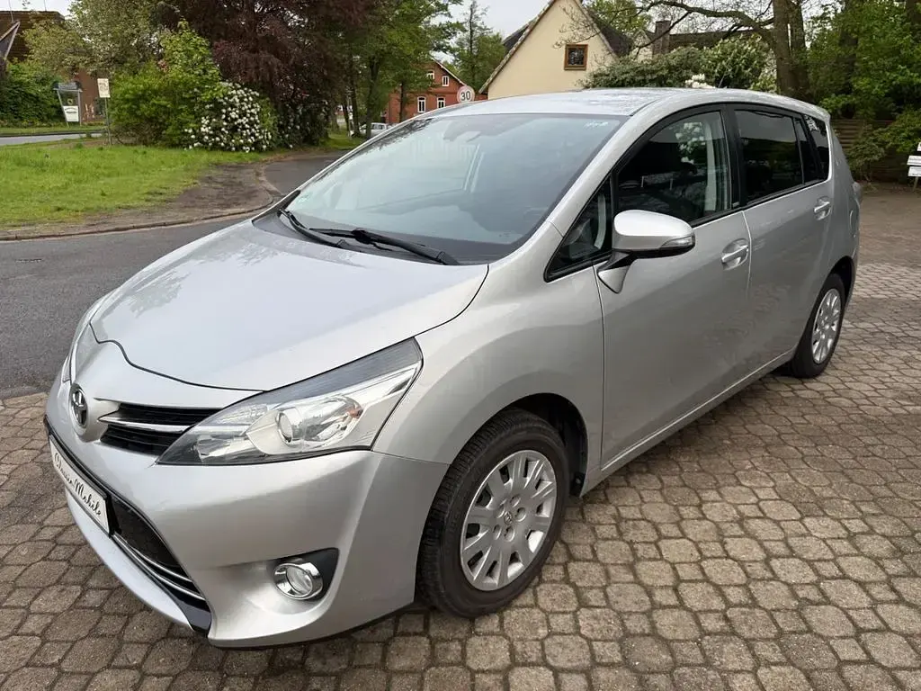 Gebraucht Toyota Verso Edition-S 147 PS (108 kW) 2016 Silber Van / Kleinbus