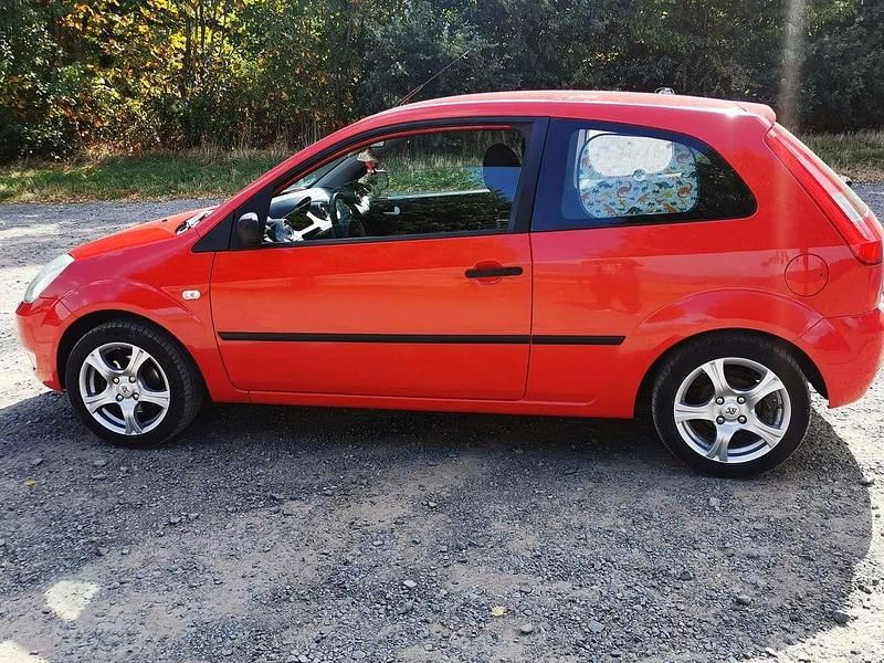 Rot Gebraucht 2005 Ford Fiesta Ambiente Kleinwagen | 750 € (Guter Preis) - Bild 1/4