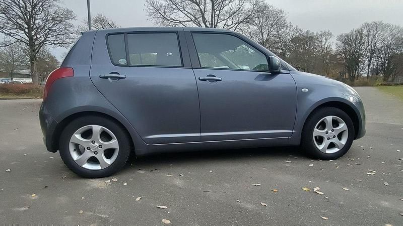 Silber Gebraucht 2006 Suzuki Swift Club Limousine | 1.690 € (Fairer Preis) - Bild 1/4