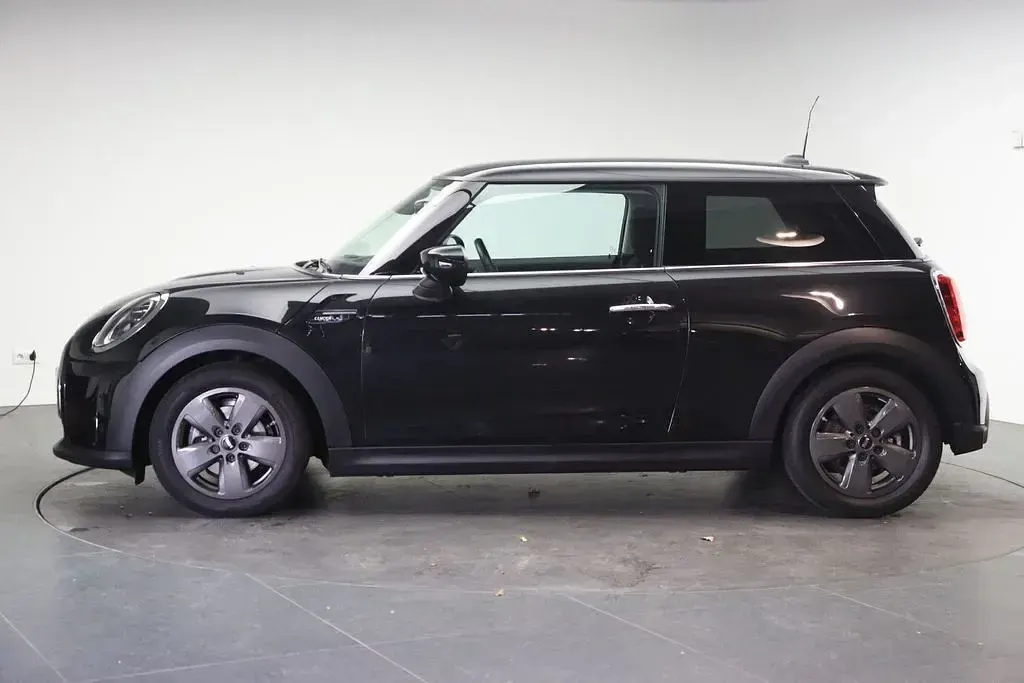 Używany Mini Cooper 136 KM (100 kW) 2023 Czarny Hatchback