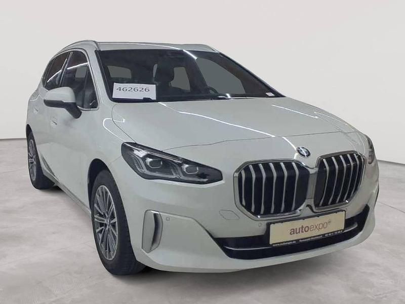 Mineralweiß metallic Gebraucht 2023 BMW 218 Active Tourer Luxury Line Van / Kleinbus | 28.590 € (Fairer Preis) - Bild 1/4