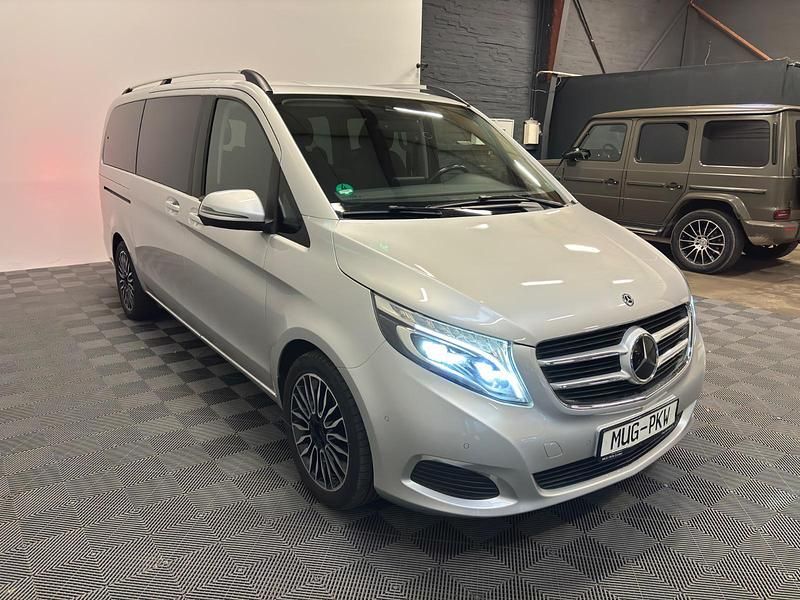 Brillantsilber Gebraucht 2018 Mercedes V250 Van / Kleinbus | 36.990 € (Guter Preis) - Bild 1/4