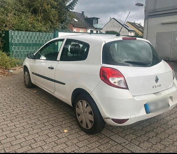 Weiß Gebraucht 2010 Renault Clio II Kleinwagen | 999 € (Superpreis) - Bild 1/4