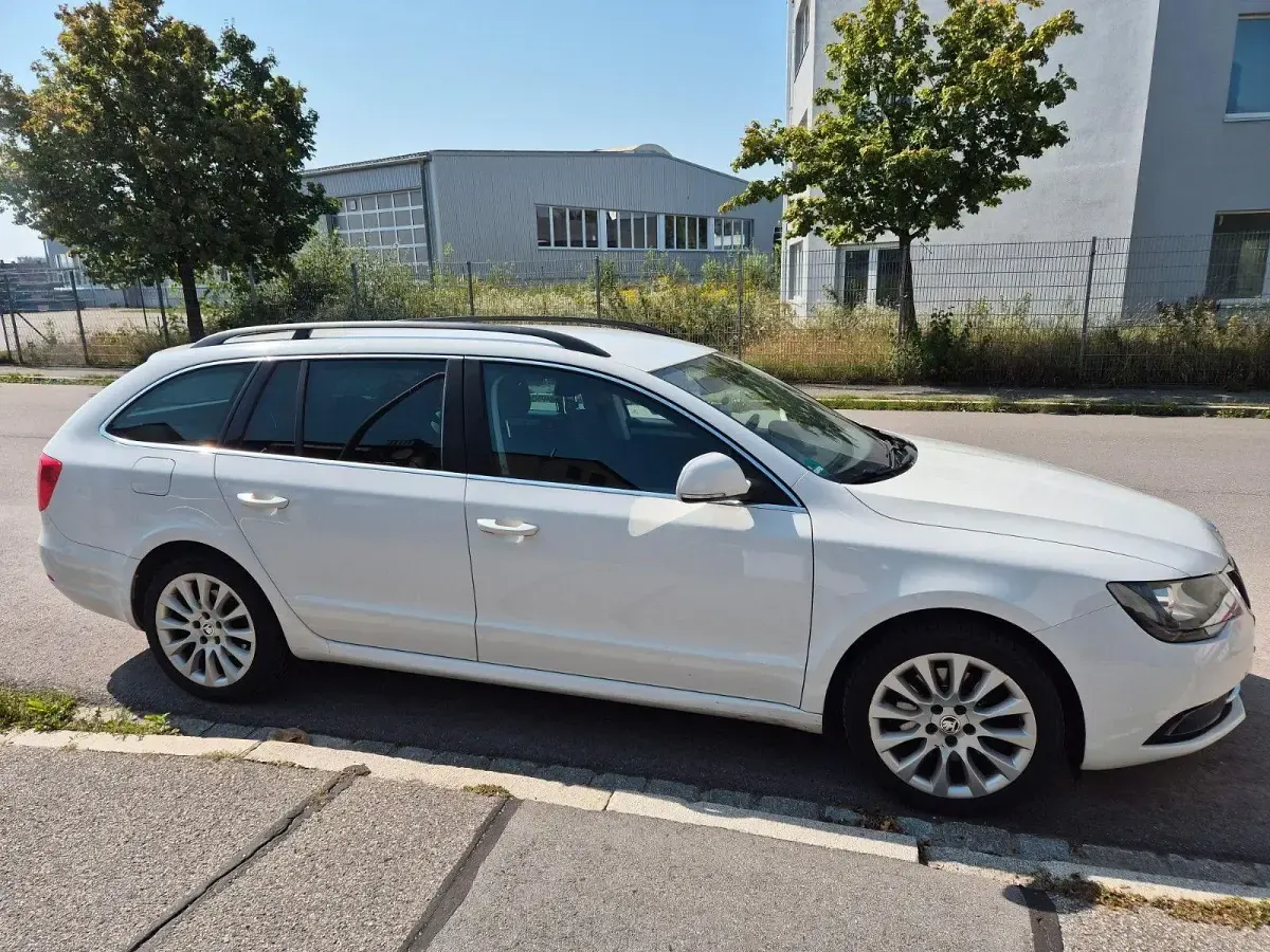 Gebraucht Skoda Superb Exclusive 140 PS (102 kW) 2013 Weiß Kombi