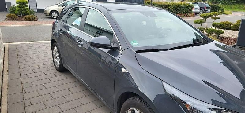 Grau Gebraucht 2023 Kia Ceed Vision Limousine | 22.000 € (Fairer Preis) - Bild 1/4