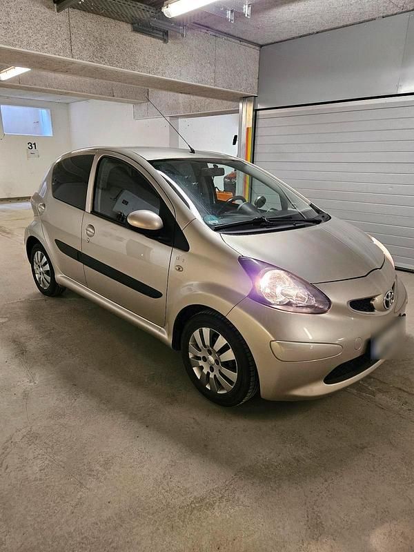 Gebraucht Toyota Aygo 54 PS (39 kW) 2007 Beige Kleinwagen