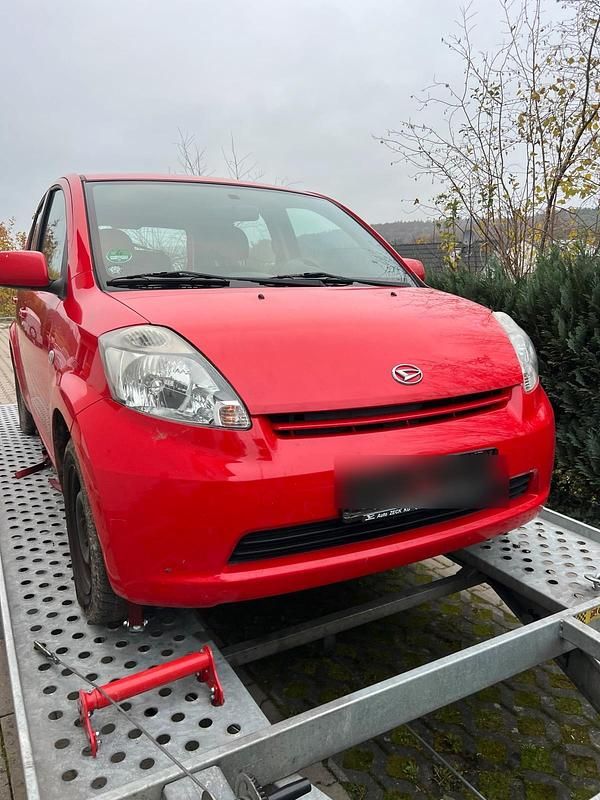 Rot Gebraucht 2006 Daihatsu Sirion Kleinwagen | 1.100 € (Superpreis) - Bild 1/4