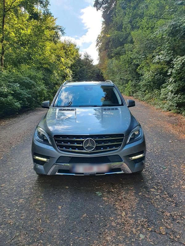Grau Gebraucht 2013 Mercedes ML250 SUV | 23.700 € (Fairer Preis) - Bild 1/4