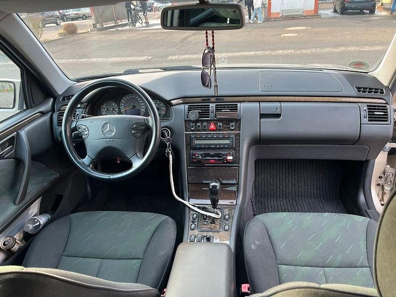 Gebraucht Mercedes E280 Avantgarde 204 PS (150 kW) 2000 Beige Limousine
