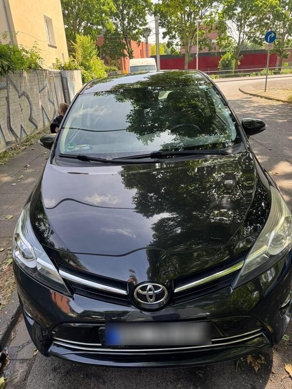 Schwarz Gebraucht 2013 Toyota Verso Van / Kleinbus | 6.700 € - Bild 1/4