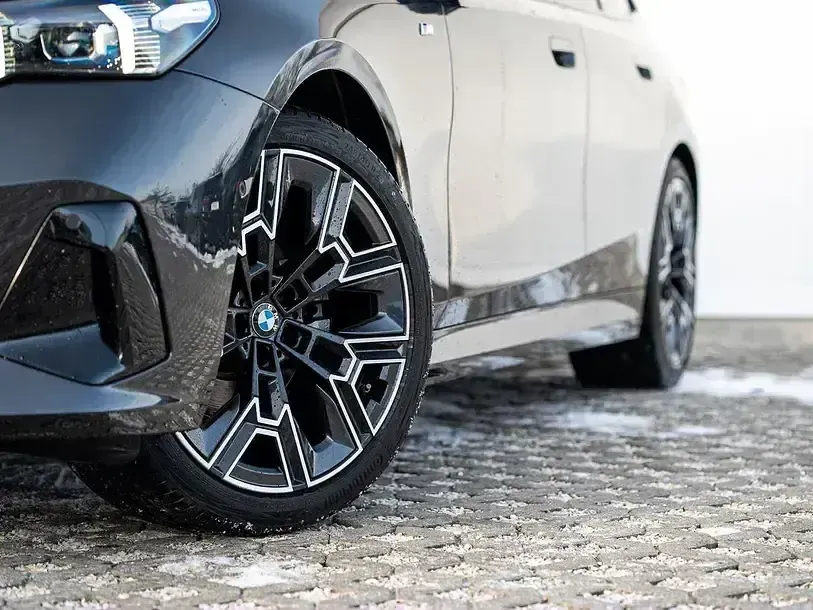Gebraucht BMW 520 M Sport 197 PS (144 kW) 2025 Sophistograu brillanteffekt metallic Limousine