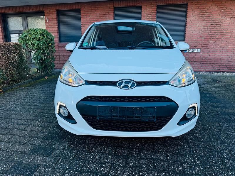 Gebraucht Hyundai i10 Passion 67 PS (49 kW) 2016 Weiß Kleinwagen