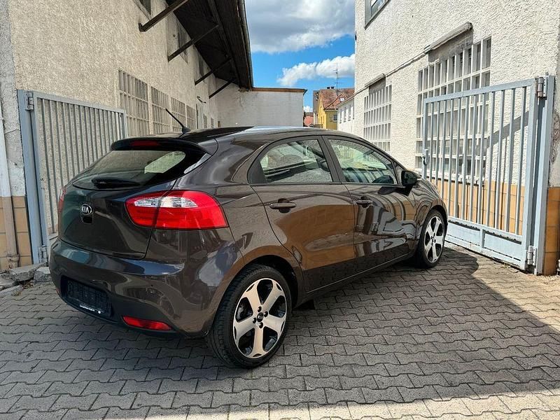 Gebraucht Kia Rio Spirit 109 PS (80 kW) 2013 Braun Limousine
