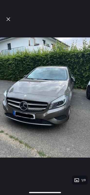 Braun Gebraucht 2013 Mercedes A180 Limousine | 12.000 € (Fairer Preis) - Bild 1/4