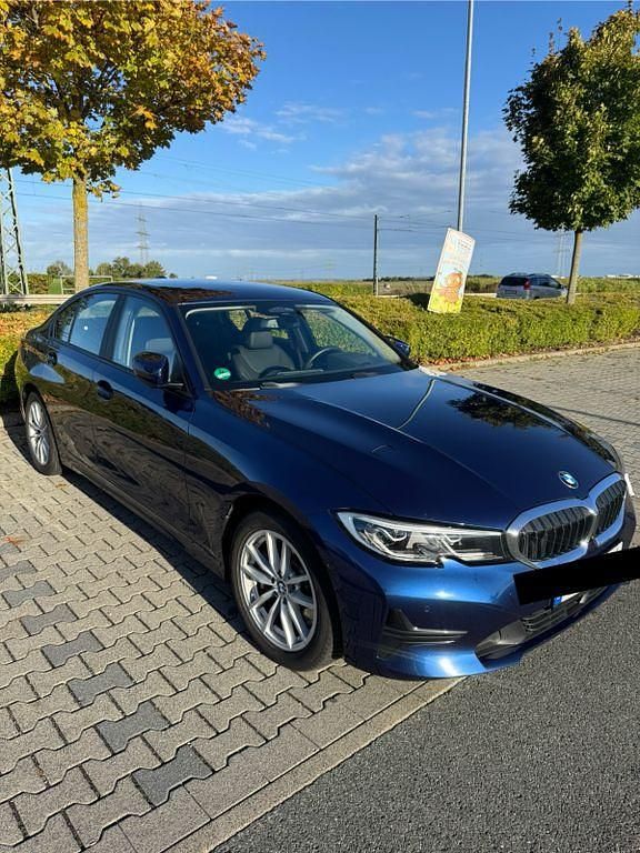 Blau Gebraucht 2019 BMW 330 Limousine | 29.900 € (Fairer Preis) - Bild 1/4