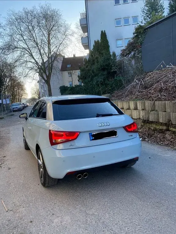 Gebraucht Audi A1 Ambiente 122 PS (89 kW) 2013 Blau Kleinwagen
