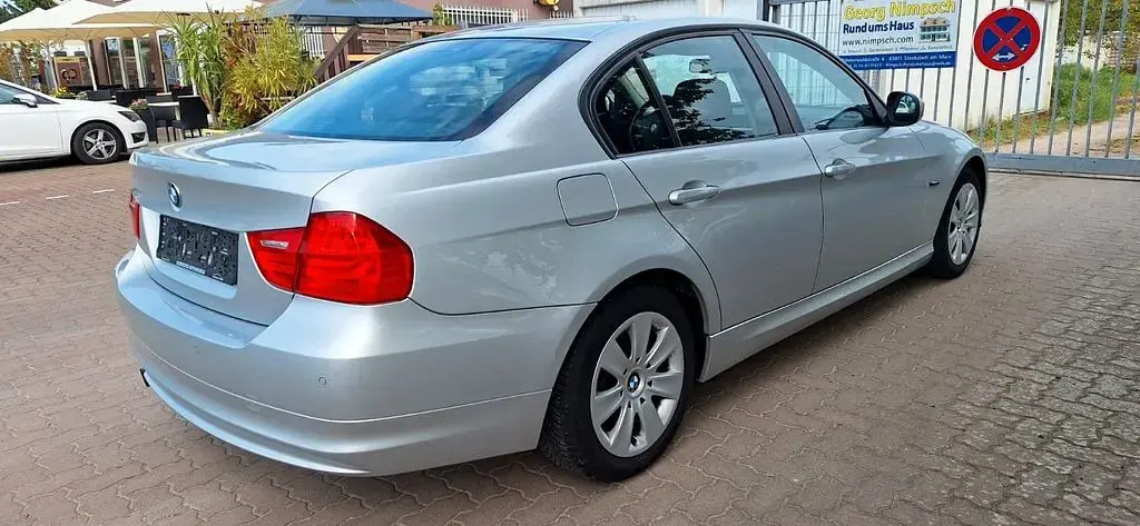 Gebraucht BMW 318 143 PS (105 kW) 2010 Silber Limousine