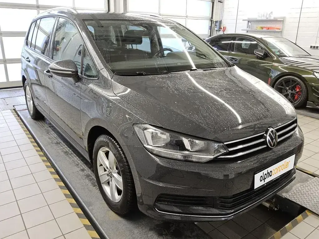 Używany VW Touran Active 150 KM (110 kW) 2022 Szary Minivan