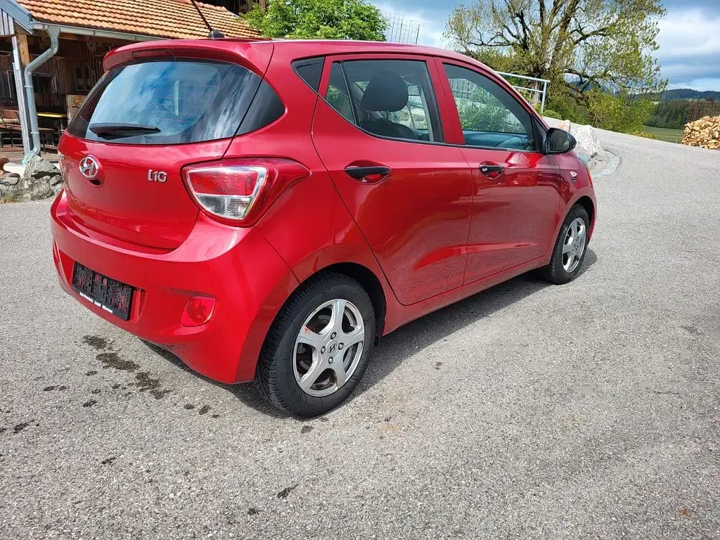 Gebraucht Hyundai i10 67 PS (49 kW) 2014 Rot Kleinwagen