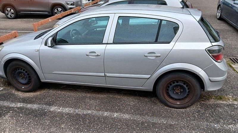 Second-hand Opel Astra 116 CP (85 kW) 2008 Argintiu Berlinǎ