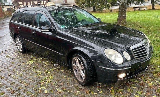 Schwarz Gebraucht 2007 Mercedes E320 Avantgarde Kombi | 3.750 € (Fairer Preis) - Bild 1/4