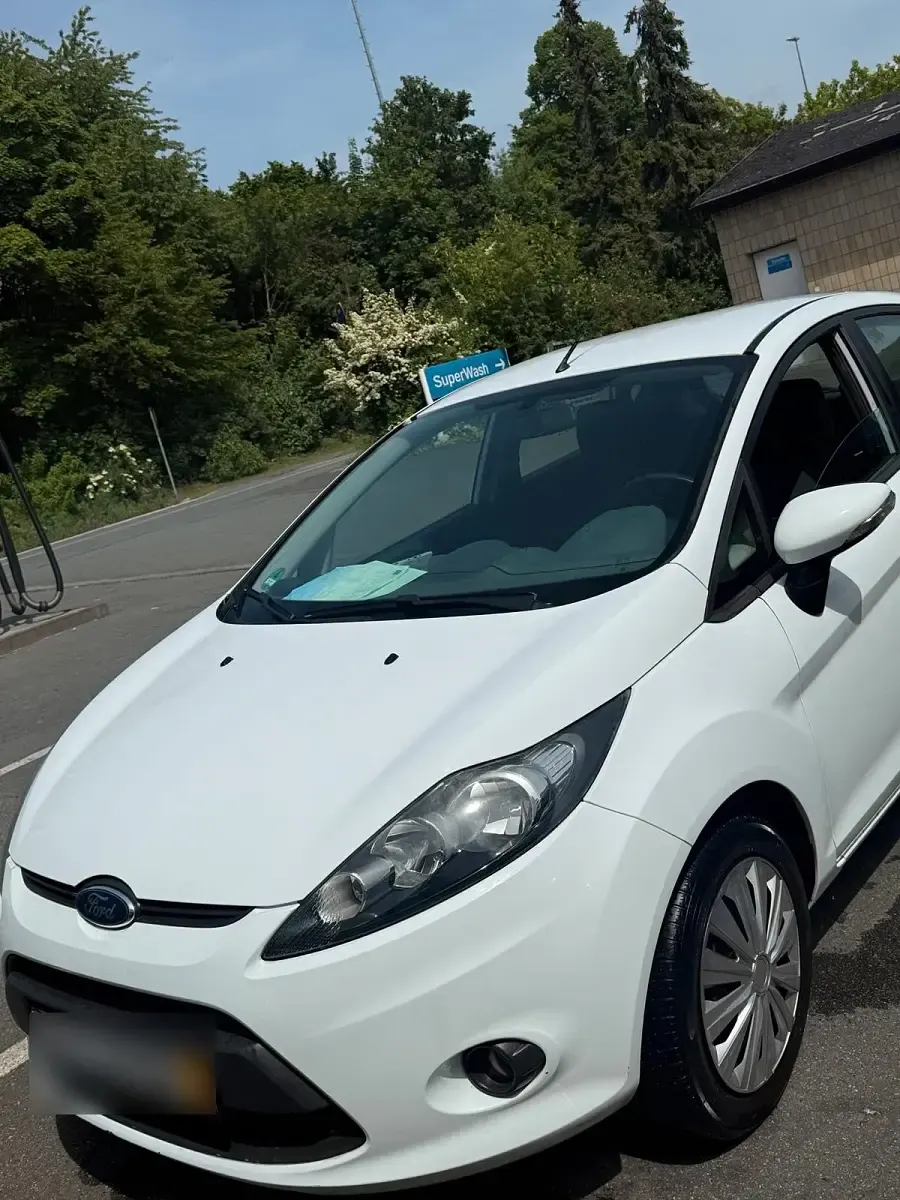 Gebraucht Ford Fiesta 85 PS (62 kW) 2011 Weiß Kleinwagen