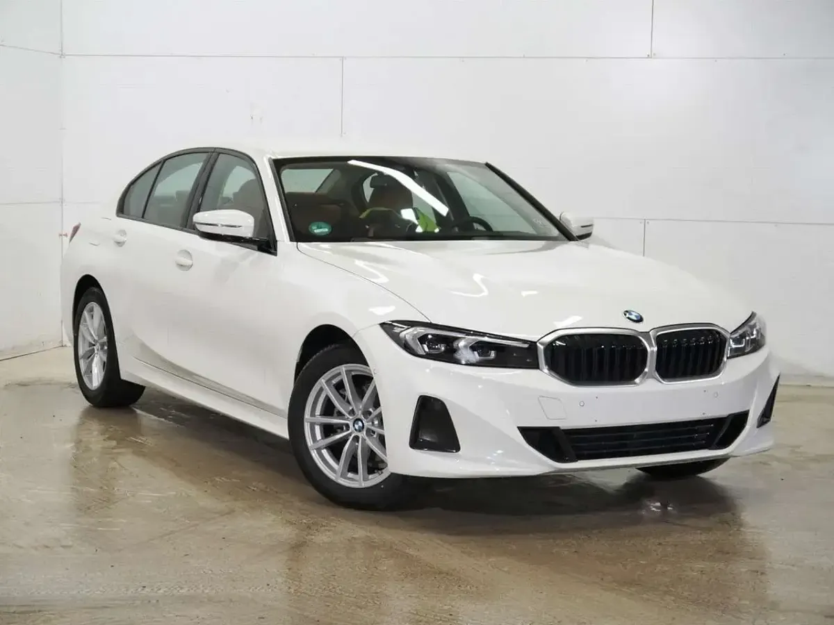 Gebraucht BMW 320 Sport Line 190 PS (139 kW) 2024 Weiß Limousine