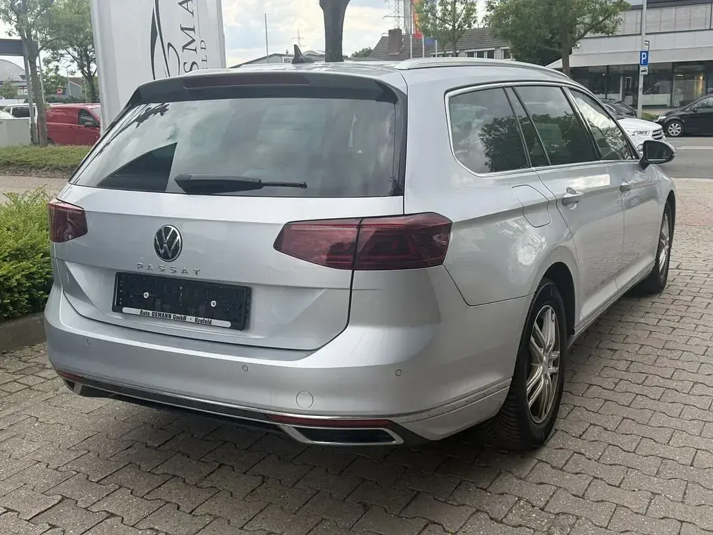 Gebraucht VW Passat 150 PS (110 kW) 2022 Scale silver metallic Kombi
