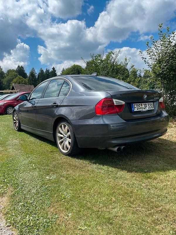 Grau Gebraucht 2005 BMW 330 Sport Line Limousine | 3.800 € (Guter Preis) - Bild 1/4
