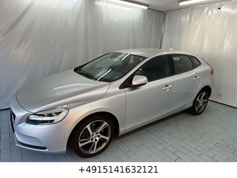 Silber Gebraucht 2017 Volvo V40 Momentum Kombi | 14.850 € (Fairer Preis) - Bild 1/4