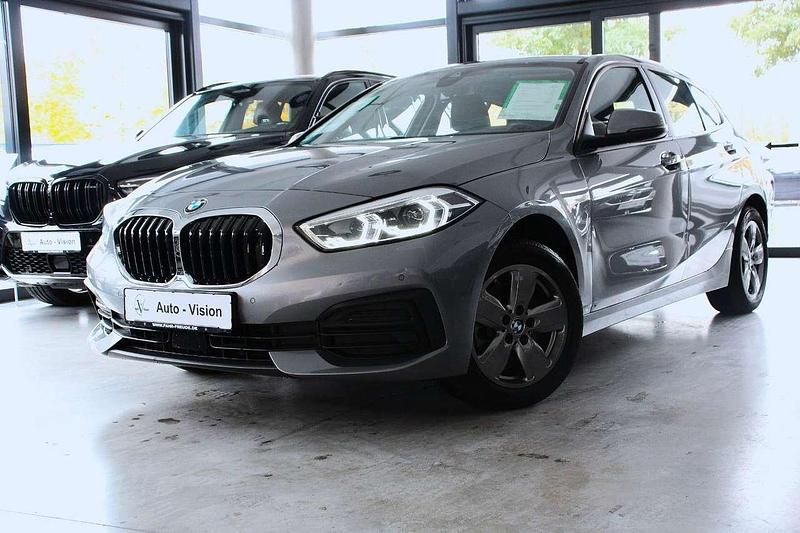 Grau Gebraucht 2022 BMW 118 Advantage Kleinwagen | 19.849 € (Guter Preis) - Bild 1/3