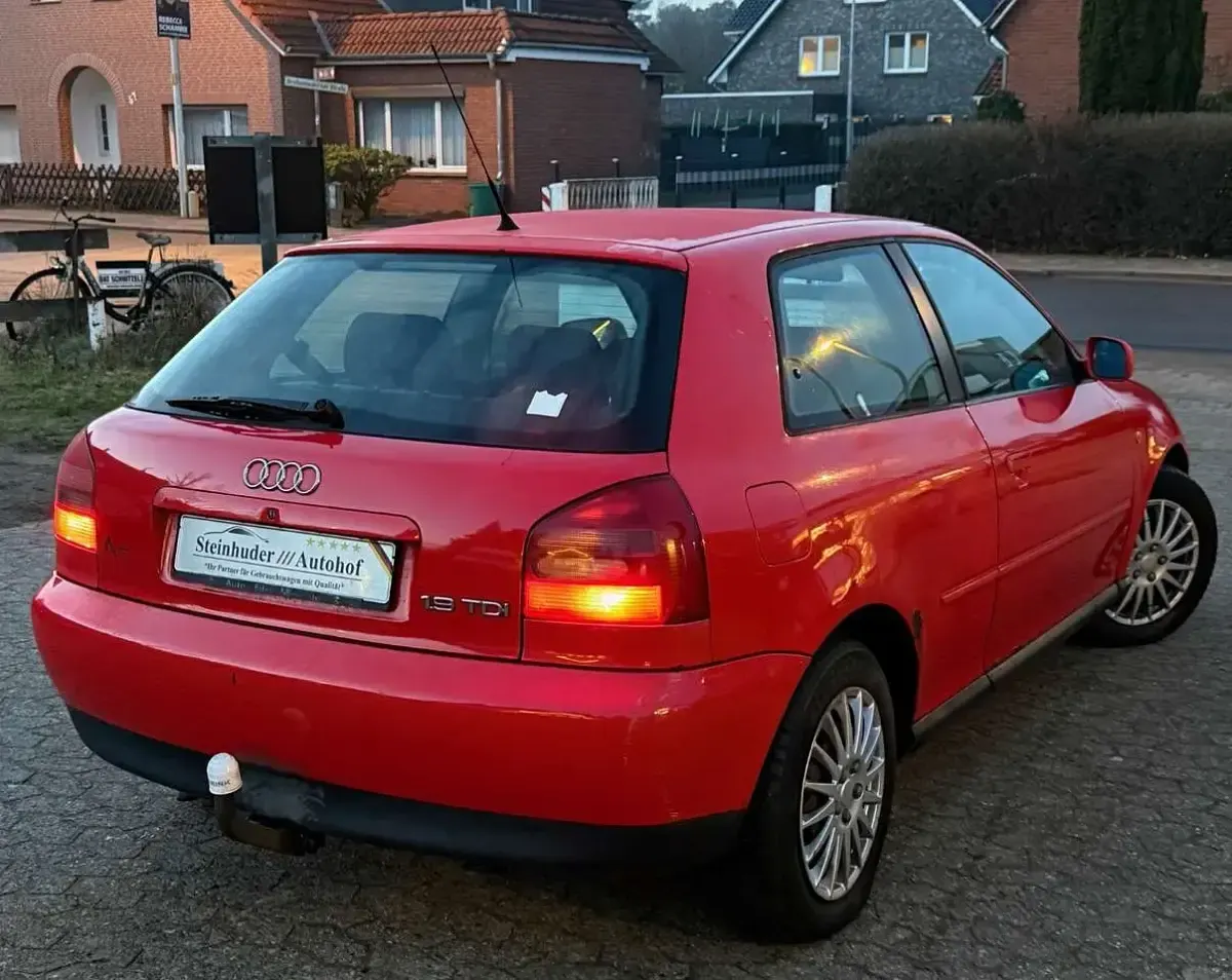 Second-hand Audi A3 Attraction 110 CP (80 kW) 1998 Roșu Hatchback