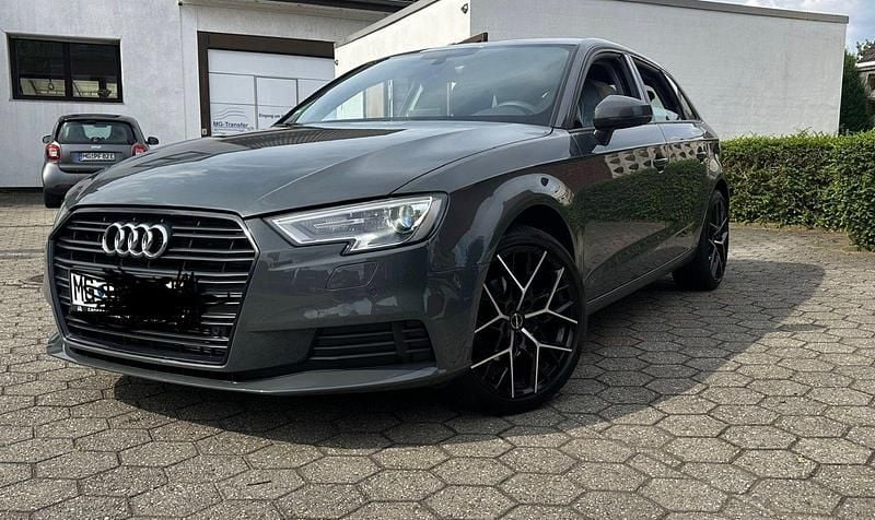 Grau Gebraucht 2019 Audi A3 Sportback Sport Limousine | 13.890 € (Superpreis) - Bild 1/4